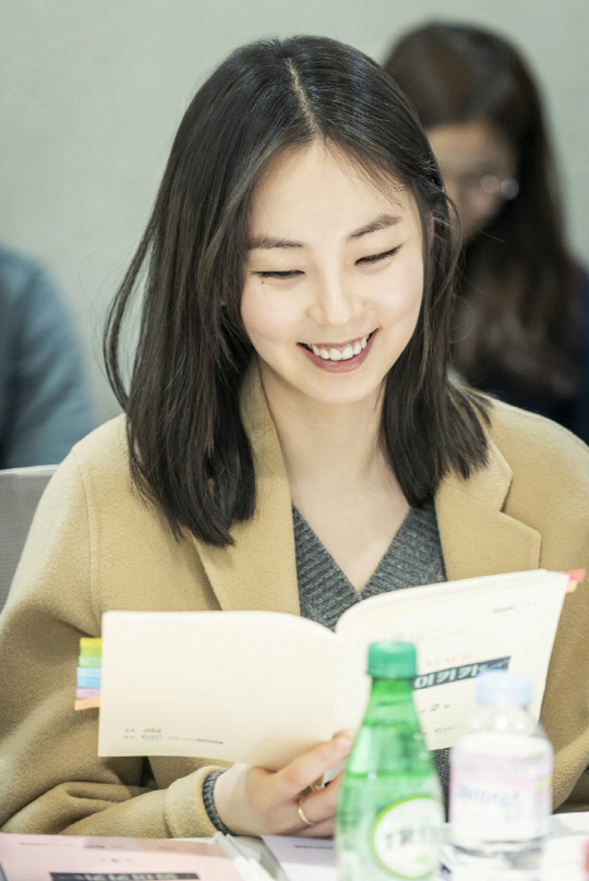 안소희, 오지라퍼형 걸크러쉬 알바왕 김정은 役